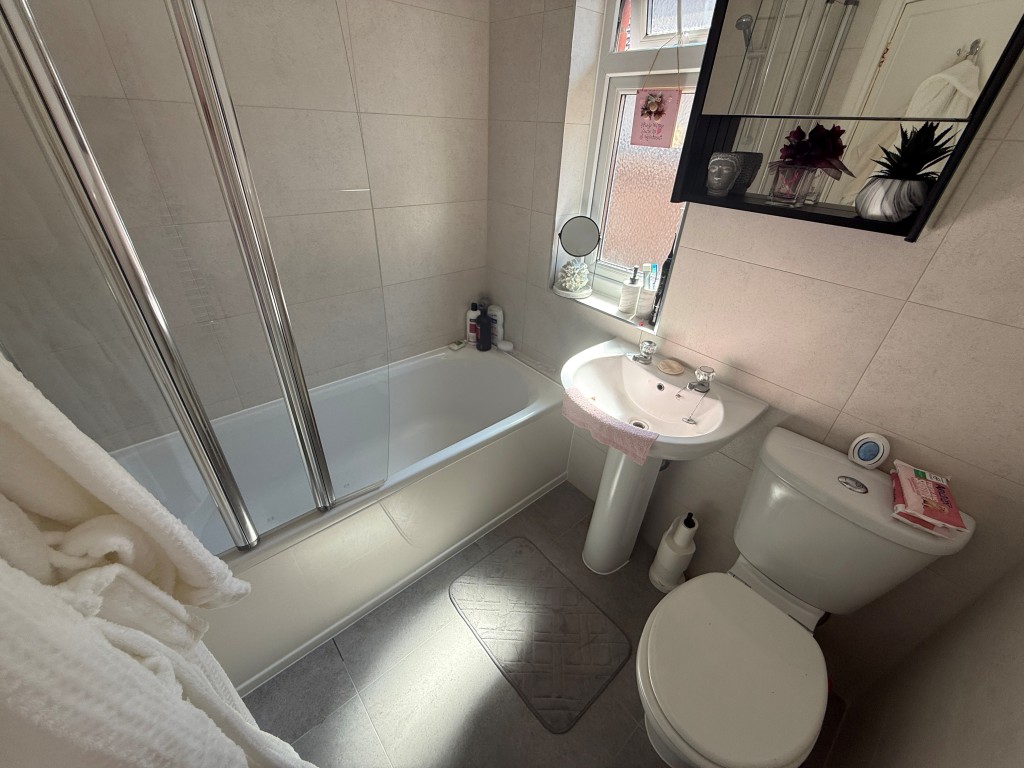 Lot: 113 - PAIR OF SHOPS AND SELF-CONTAINED FLAT FOR INVESTMENT WITH PART VACANT POSSESSION - Bathroom with toilet